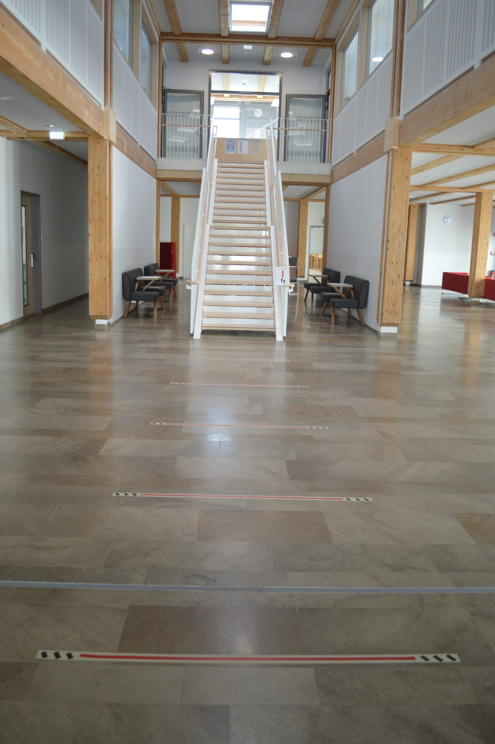 Mit Abstand anstehen